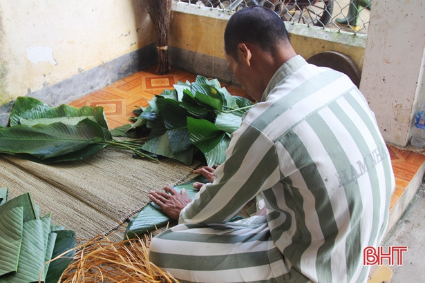 Phạm nhân Trại giam Xuân Hà tự tay gói 3.0000 chiếc bánh chưng đón Tết