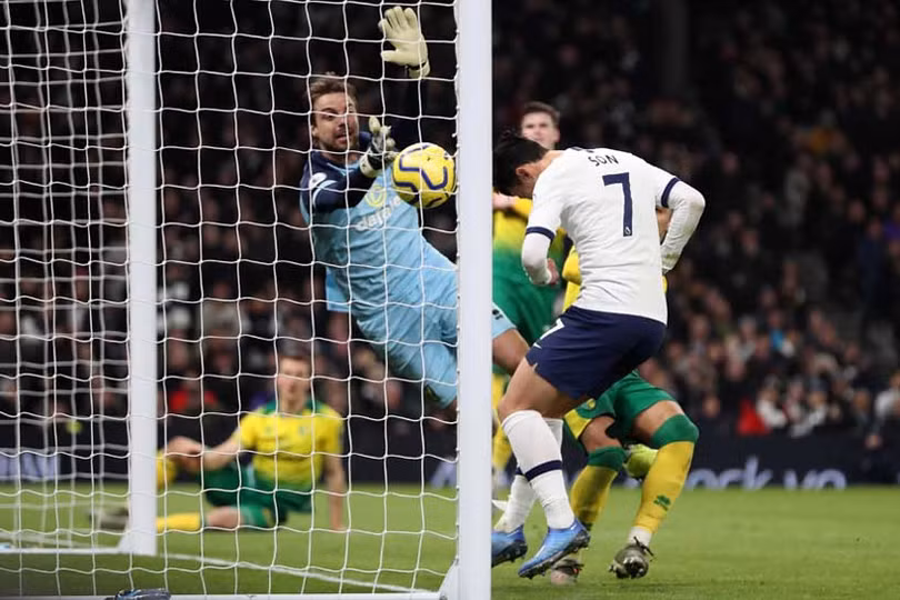 MU thất bại tủi hổ trên sân nhà, Tottenham nhọc nhằn thắng đội cuối bảng