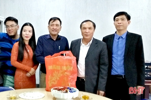 Lãnh đạo tỉnh Hà Tĩnh chúc tết gia đình các nhà nghiên cứu văn hóa