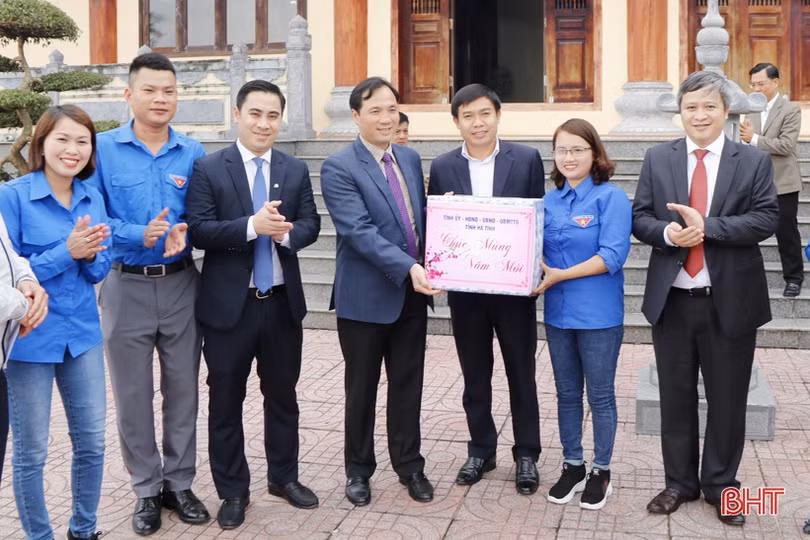 Lãnh đạo tỉnh Hà Tĩnh dâng hương tưởng niệm Bác Hồ và các anh hùng, liệt sỹ