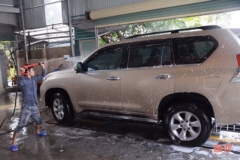 Giá tăng gấp đôi, các tiệm rửa xe ở Hà Tĩnh vẫn “làm không kịp nghỉ”