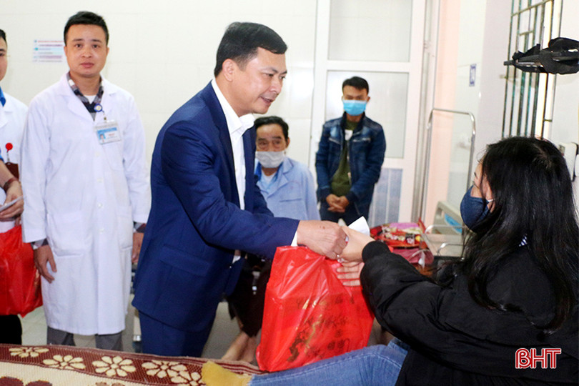 Lãnh đạo Trung ương và Hà Tĩnh trao hơn 700 suất quà tết cho các bệnh nhân tại BVĐK tỉnh