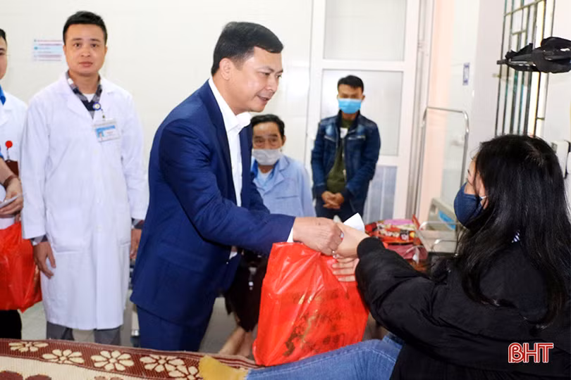Lãnh đạo Trung ương và Hà Tĩnh trao hơn 700 suất quà tết cho các bệnh nhân tại BVĐK tỉnh
