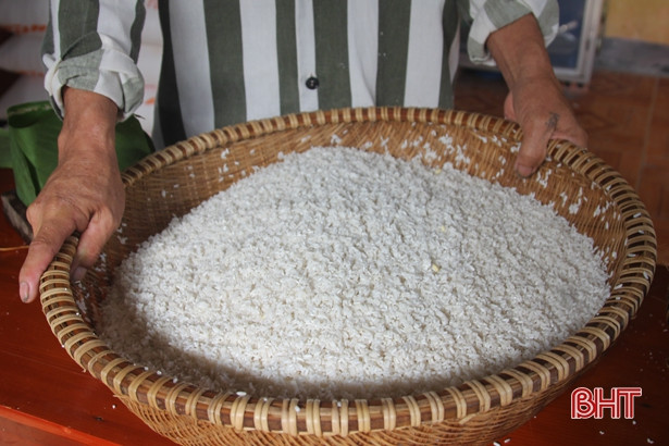 Phạm nhân Trại giam Xuân Hà tự tay gói 3.0000 chiếc bánh chưng đón Tết