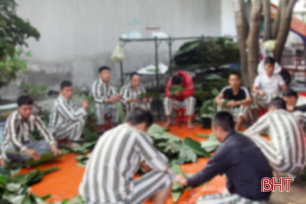 Phạm nhân Trại giam Xuân Hà tự tay gói 3.0000 chiếc bánh chưng đón Tết