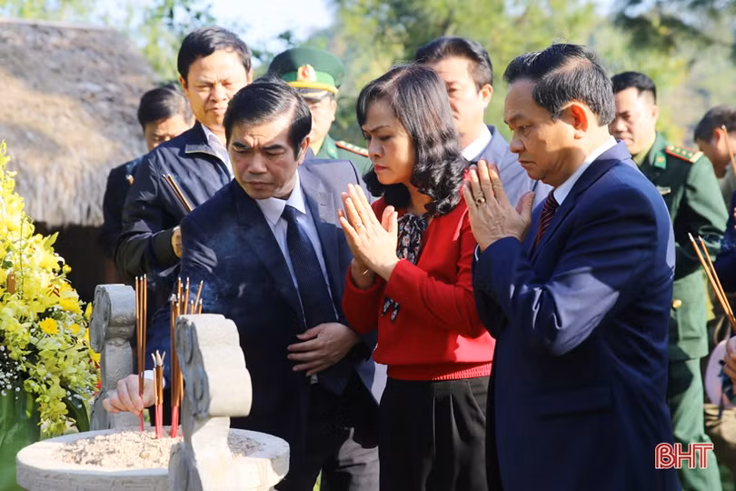 Lãnh đạo tỉnh Hà Tĩnh dâng hương tưởng niệm Bác Hồ và các anh hùng, liệt sỹ