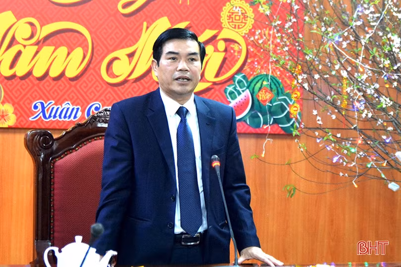 Lãnh đạo Hà Tĩnh chúc tết các đơn vị trong đêm giao thừa Canh Tý 2020