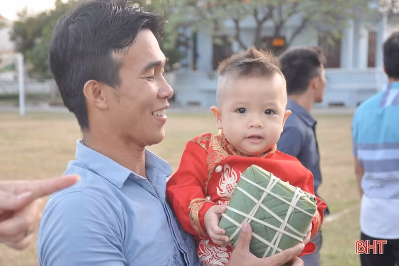 Quân dân Trường Sa mổ lợn, gói bánh chưng đón Tết Canh Tý 2020