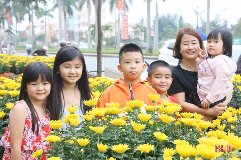 Ra phố hoa Hà Tĩnh mang Xuân về nhà