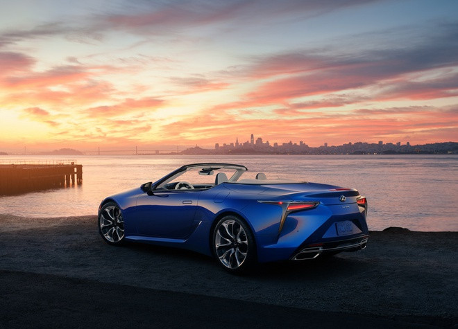 Chiếc mui trần Lexus LC500 2021 đầu tiên trên thế giới có giá 2 triệu USD