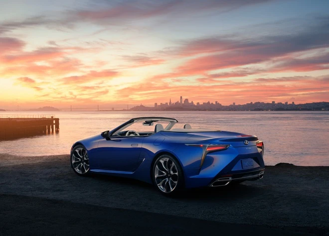 Chiếc mui trần Lexus LC500 2021 đầu tiên trên thế giới có giá 2 triệu USD