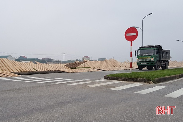 Bất chấp bụi bẩn, thản nhiên phơi bánh đa ướt bên lề đường