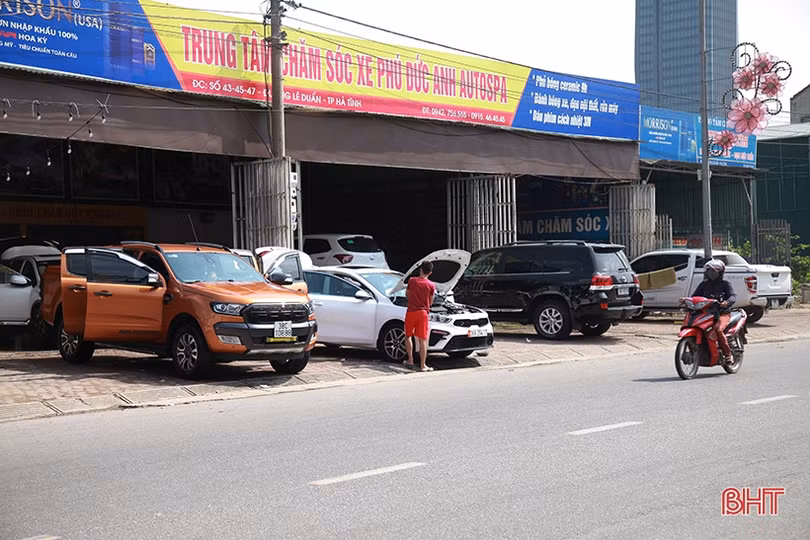 Giá tăng gấp đôi, các tiệm rửa xe ở Hà Tĩnh vẫn “làm không kịp nghỉ”
