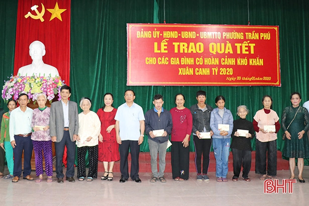 Gia đình Bí thư Tỉnh ủy Hà Tĩnh tặng 145 suất quà cho người nghèo
