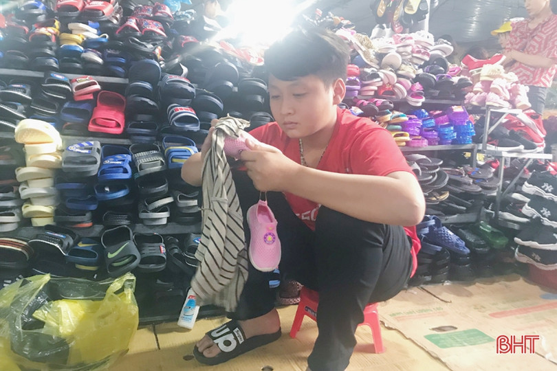 Những “tiểu thương” nhí trong phiên chợ ngày tết ở Hà Tĩnh