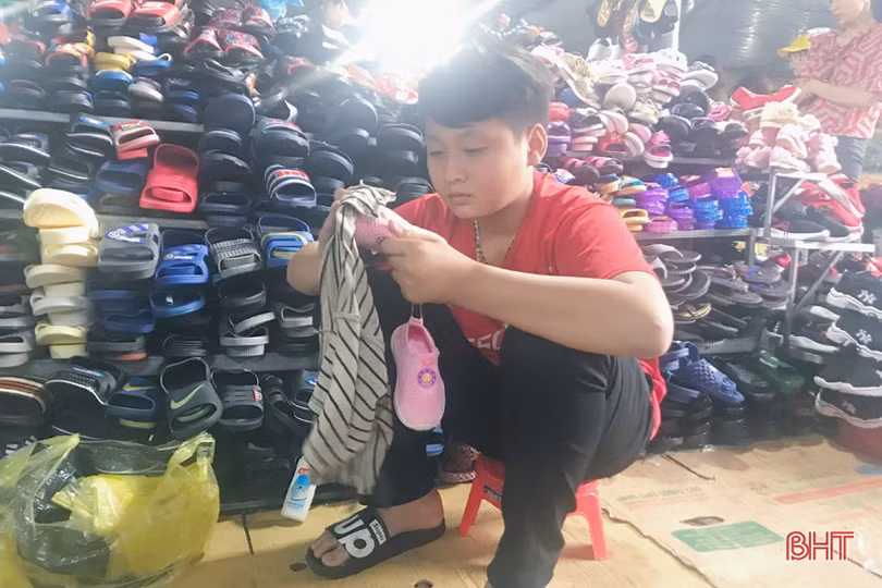 Những “tiểu thương” nhí trong phiên chợ ngày tết ở Hà Tĩnh