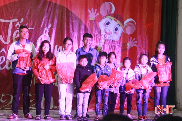 Mang xuân yêu thương đến với hộ nghèo, trẻ em mồ côi ở TP Hà Tĩnh