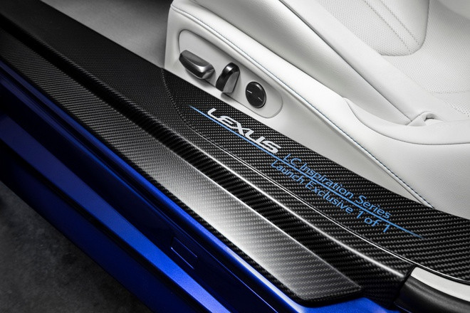 Chiếc mui trần Lexus LC500 2021 đầu tiên trên thế giới có giá 2 triệu USD