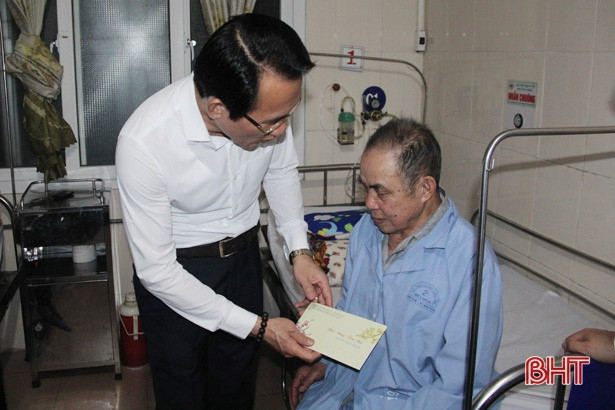 Lãnh đạo Nghi Xuân chúc tết đêm giao thừa