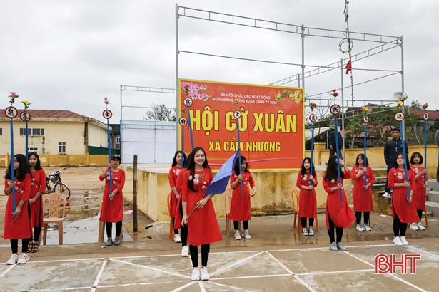 Rộn ràng hội cờ xuân Canh Tý ở làng biển Hà Tĩnh