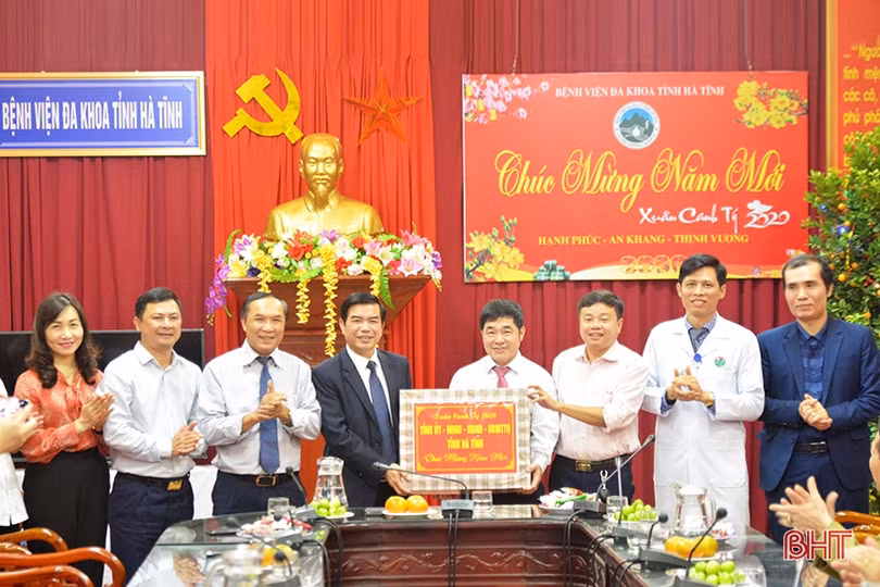 Lãnh đạo Hà Tĩnh chúc tết các đơn vị trong đêm giao thừa Canh Tý 2020