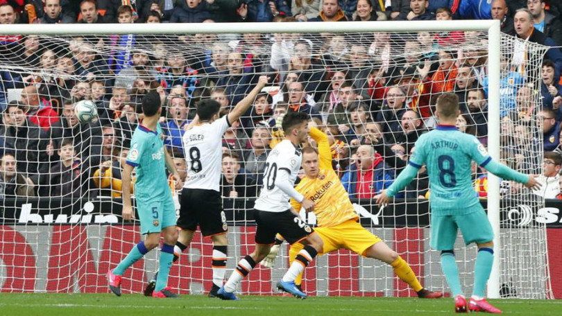 Công cùn, thủ kém, Barcelona thảm bại rời Mestalla
