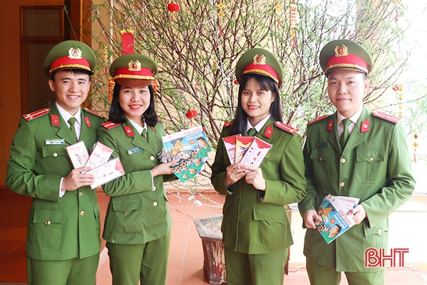 Cảnh sát phòng cháy, chữa cháy Hà Tĩnh tuyên truyền luật bằng... bao lì xì!