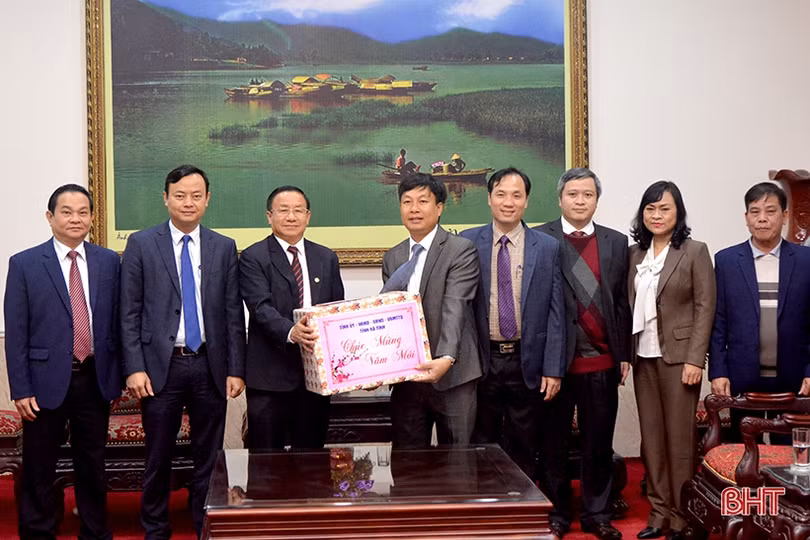 Lãnh đạo tỉnh Hà Tĩnh dâng hương Chủ tịch Hồ Chí Minh tại Khu di tích Kim Liên