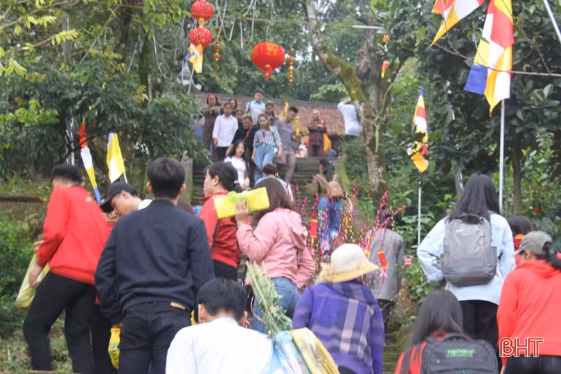 Chùa Hương - Hà Tĩnh tấp nập du khách ngày đầu năm mới