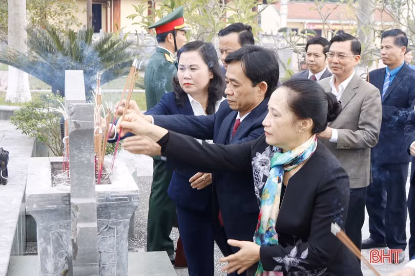 Lãnh đạo tỉnh Hà Tĩnh dâng hương tưởng niệm Bác Hồ và các anh hùng, liệt sỹ