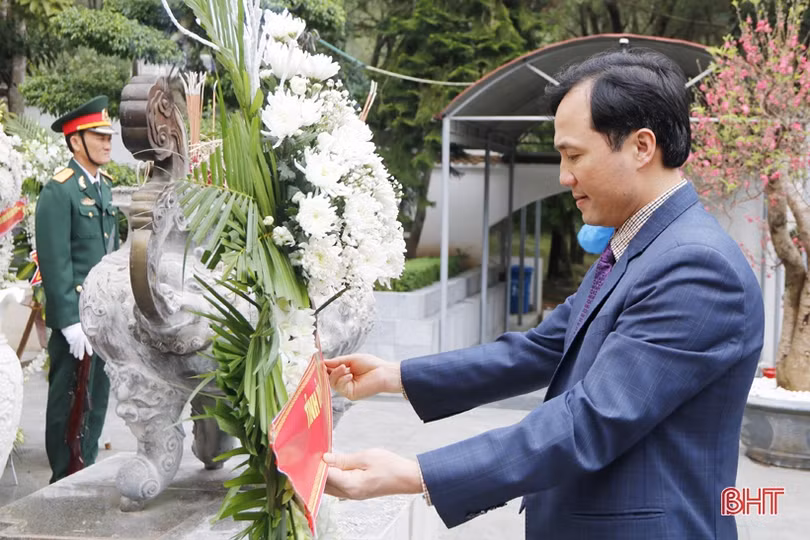 Lãnh đạo tỉnh Hà Tĩnh dâng hương tưởng niệm Bác Hồ và các anh hùng, liệt sỹ