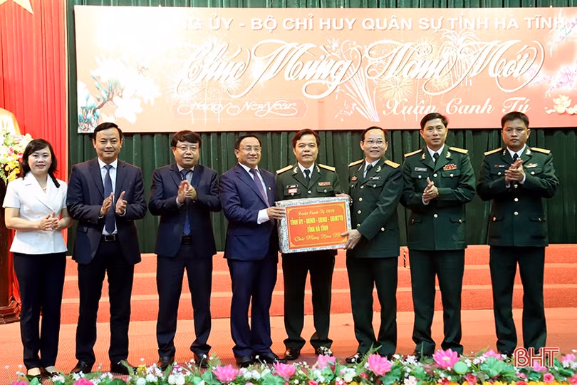 Lãnh đạo Hà Tĩnh chúc tết các đơn vị trong đêm giao thừa Canh Tý 2020