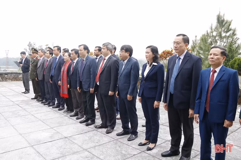 Lãnh đạo tỉnh Hà Tĩnh dâng hương tưởng niệm Bác Hồ và các anh hùng, liệt sỹ
