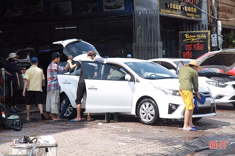 Giá tăng gấp đôi, các tiệm rửa xe ở Hà Tĩnh vẫn “làm không kịp nghỉ”
