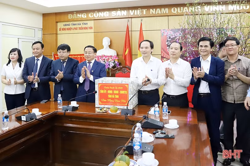 Lãnh đạo Hà Tĩnh chúc tết các đơn vị trong đêm giao thừa Canh Tý 2020