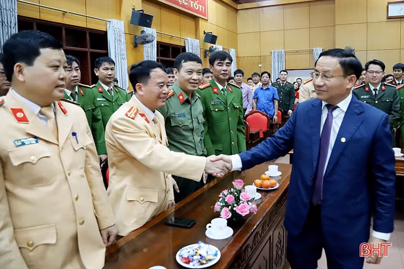 Lãnh đạo Hà Tĩnh chúc tết các đơn vị trong đêm giao thừa Canh Tý 2020