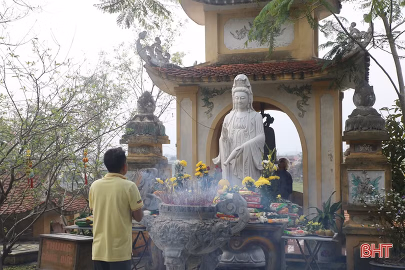 Người dân Hà Tĩnh náo nức đi lễ chùa, hái lộc đầu xuân