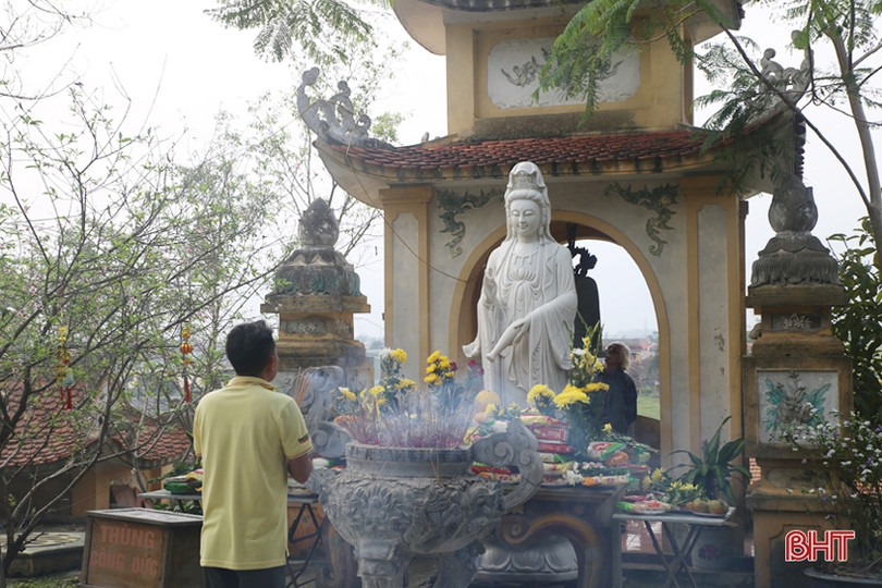 Người dân Hà Tĩnh náo nức đi lễ chùa, hái lộc đầu xuân