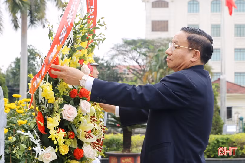Lãnh đạo tỉnh Hà Tĩnh dâng hương tưởng niệm Bác Hồ và các anh hùng, liệt sỹ