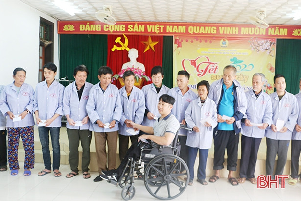 Gần 2.000 suất quà đến với bệnh nhân không được về nhà đón tết