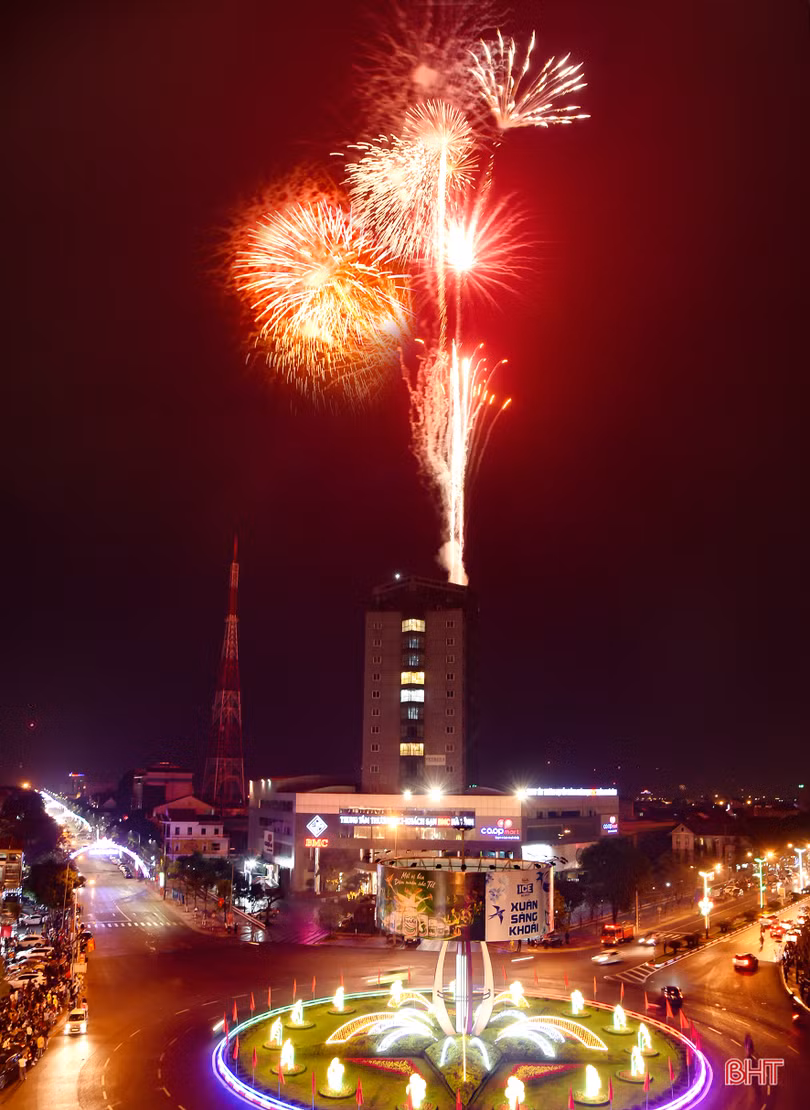 Hà Tĩnh rực rỡ pháo hoa “Mừng Đảng, mừng xuân Canh Tý”