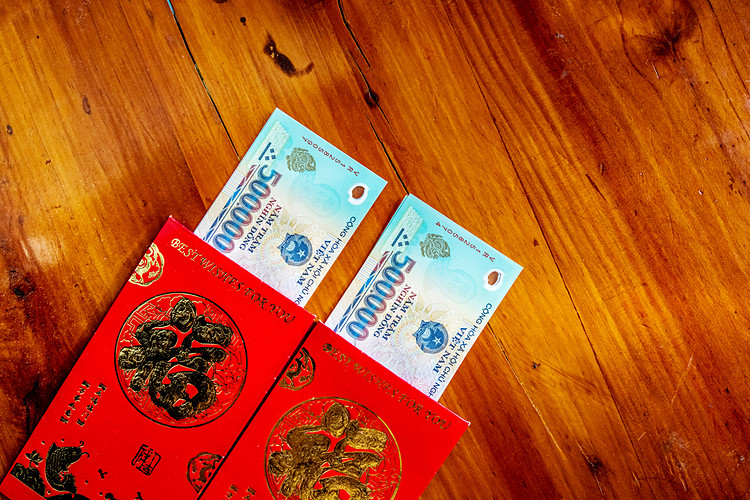 Bố mẹ, người lớn lì xì quá nhiều có thể khiến trẻ có cái nhìn sai lệch về tiền bạc. Ảnh: Shutterstock. Người lớn làm hư trẻ bằng lì xì