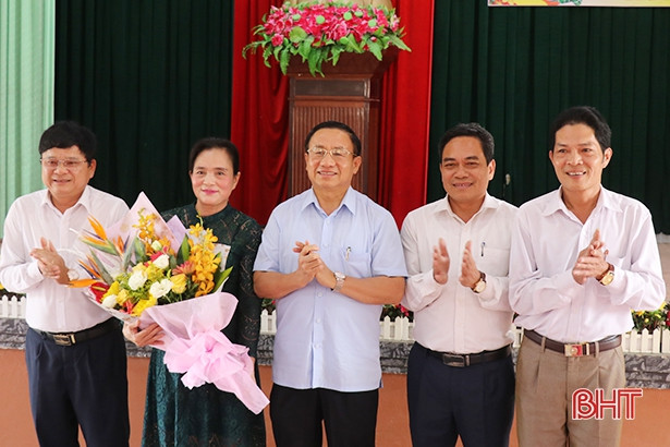 Gia đình Bí thư Tỉnh ủy Hà Tĩnh tặng 145 suất quà cho người nghèo