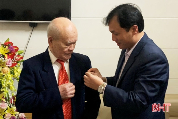 Trao Huy hiệu 70 năm tuổi Đảng cho nguyên Phó Chủ tịch UBND tỉnh Nguyễn Quốc Lựu