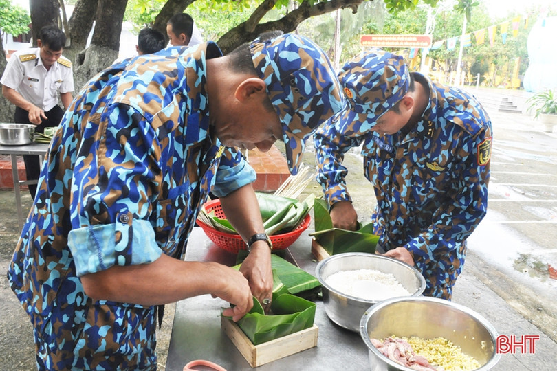 Quân dân Trường Sa mổ lợn, gói bánh chưng đón Tết Canh Tý 2020