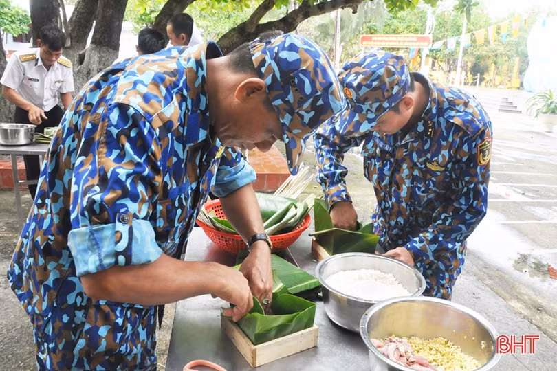 Quân dân Trường Sa mổ lợn, gói bánh chưng đón Tết Canh Tý 2020