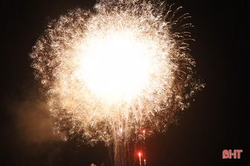 Hà Tĩnh rực rỡ pháo hoa “Mừng Đảng, mừng xuân Canh Tý”