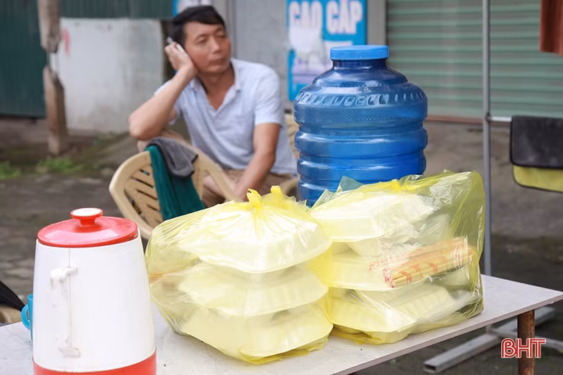 Giá tăng gấp đôi, các tiệm rửa xe ở Hà Tĩnh vẫn “làm không kịp nghỉ”