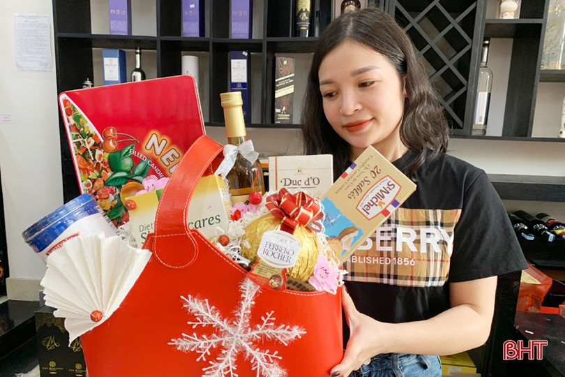 Mới lạ những giỏ quà nhập ngoại “hút” khách dịp tết