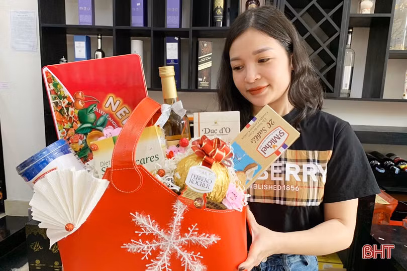 Mới lạ những giỏ quà nhập ngoại “hút” khách dịp tết